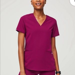 FIGS casma 3 pocket scrub top - dark magenta